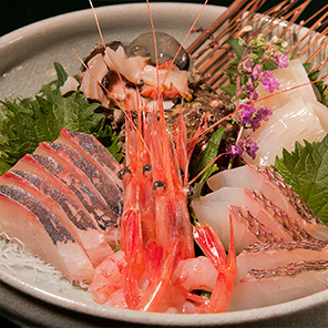 旬のお魚盛り合わせ（３人前）。日本海の恵まれた漁場では多種多数のお魚が獲れます。その中から選りすぐった地魚をお魚に合わせたお造りで。